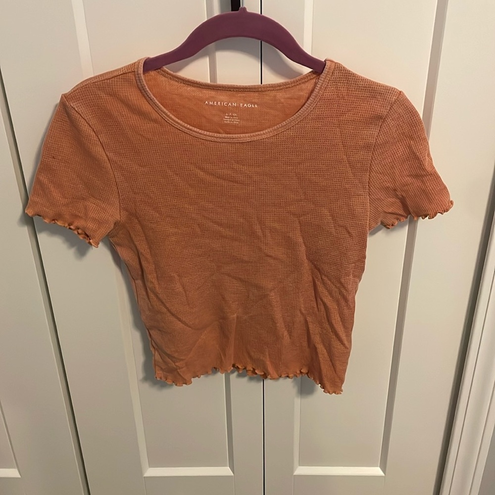 american eagle top. women’s size small. peachy-orange color